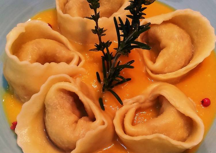 Recetta di Fatto in casa super veloce Tortello di salsiccia e stracciatella su crema di zucca al finocchietto