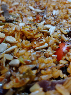 Una foto de Arroz integral con vegetales salteados 🌱