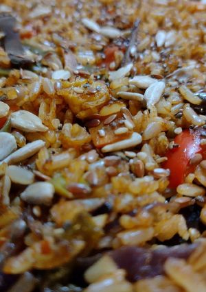 Una foto de Arroz integral con vegetales salteados 🌱