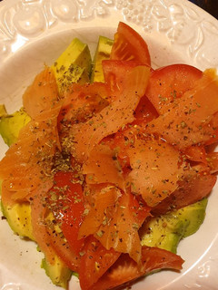 Una foto de Ensalada de aguacate, tomate y salmón