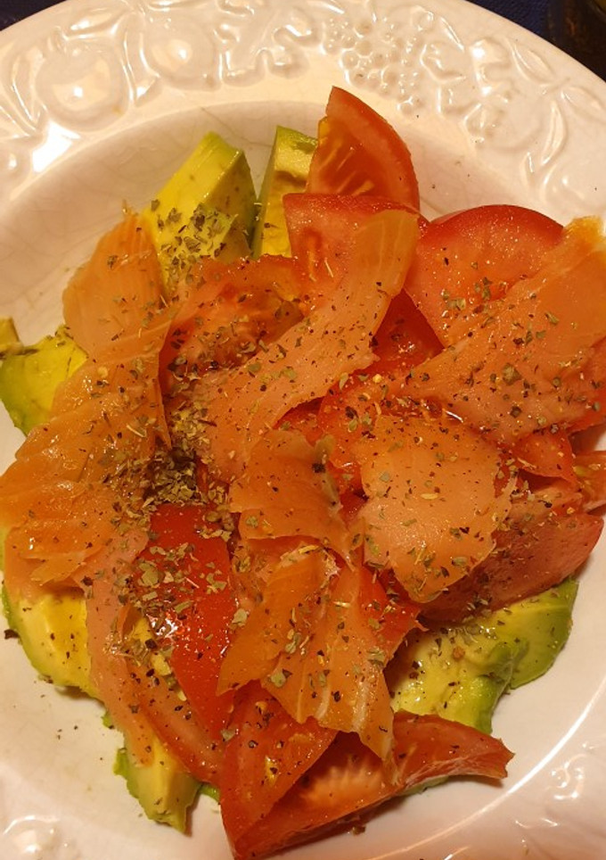 Una foto de Ensalada de aguacate, tomate y salmón