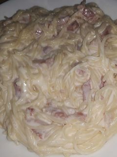 Una foto de Espaguetis con nata y bacon