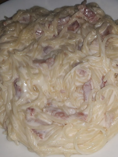 Una foto de Espaguetis con nata y bacon