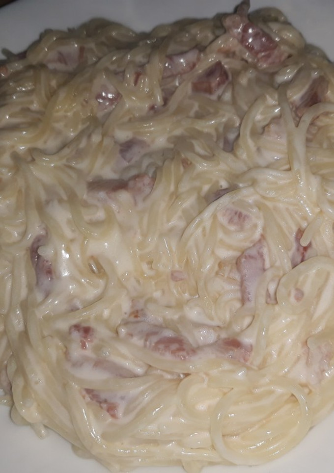 Una foto de Espaguetis con nata y bacon