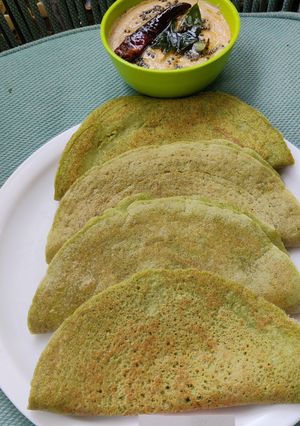 A picture of Pesarattu with Coconut Peanut Chutney.