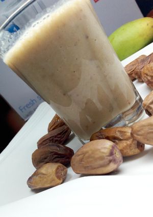 A picture of Banana and Date smoothie.