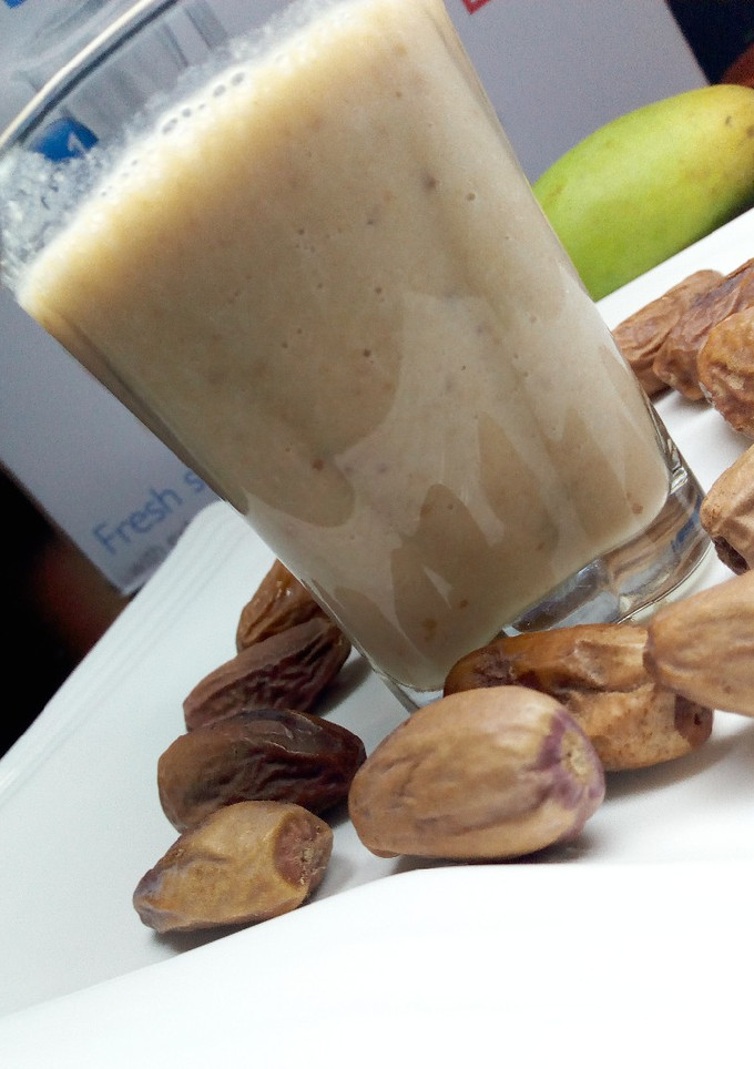 A picture of Banana and Date smoothie.