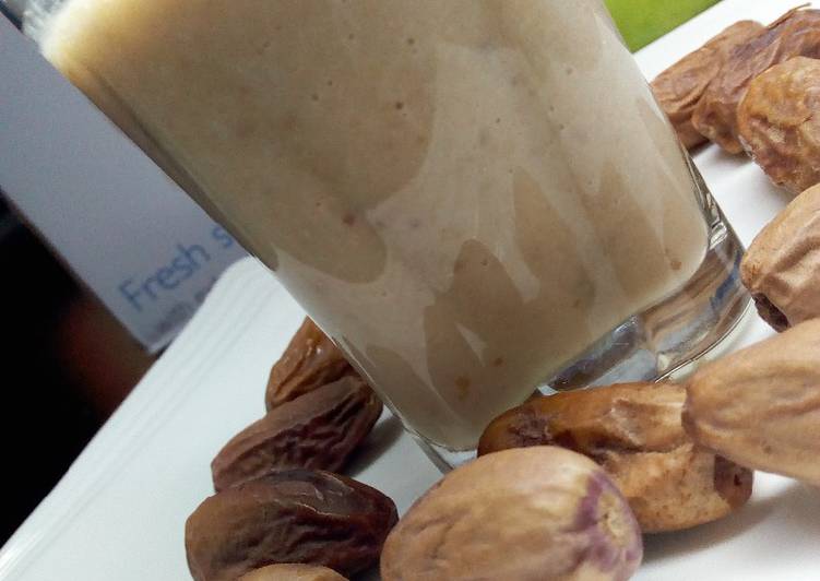How to Prepare Quick Banana and Date smoothie