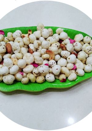 A picture of Crispy namkeen makahana and dry fruits.
