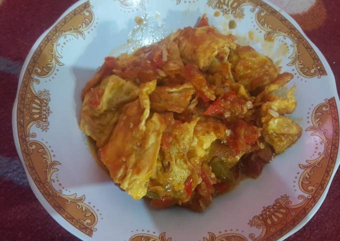 Bagaimana Menyiapkan Telur Dadar Sambel Anti Gagal