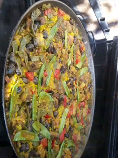 Una foto de Paella con caracoles a la leña