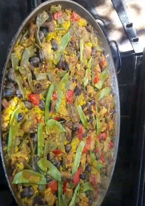 Una foto de Paella con caracoles a la leña