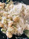 Vermicelli di riso con gamberetti e pesto di zucchine