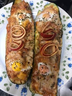 Una foto de 357. Calabacines rellenos con manzanas y huevos de codorniz (vegetariano)