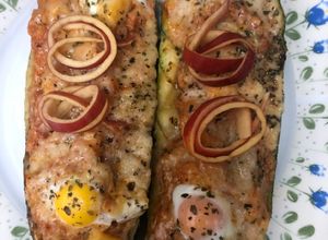 Una foto de 357. Calabacines rellenos con manzanas y huevos de codorniz (vegetariano)