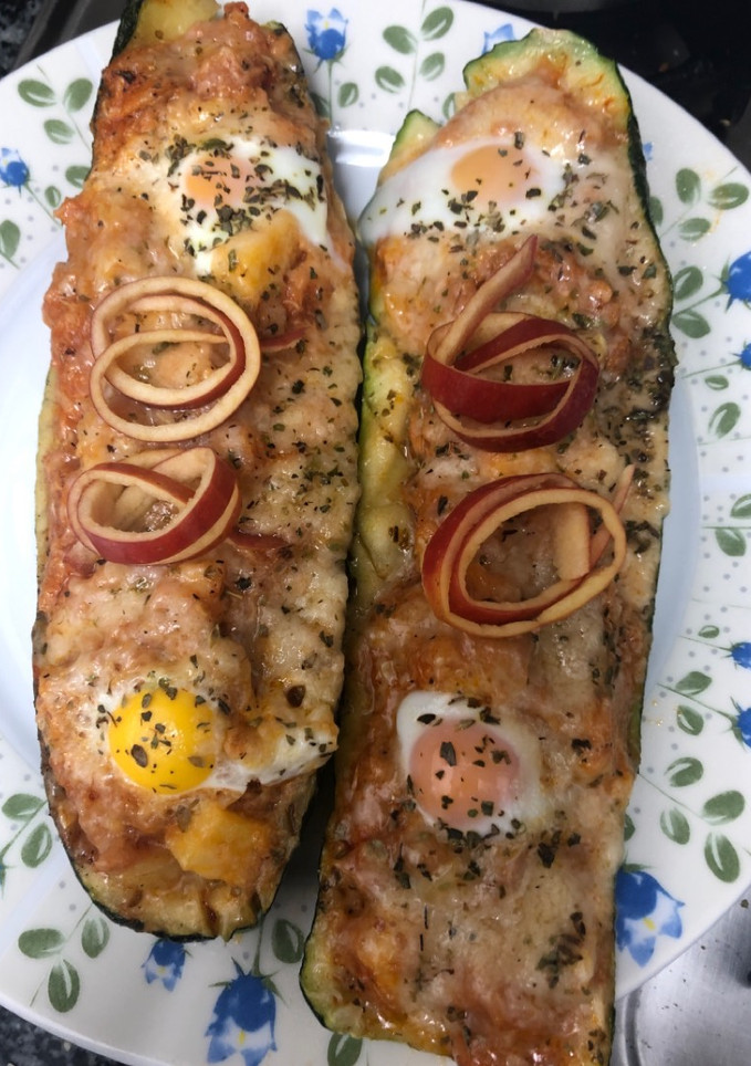 Una foto de 357. Calabacines rellenos con manzanas y huevos de codorniz (vegetariano)