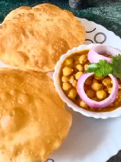 छोले भटूरे (Chole bhature recipe in hindi) रेसिपी मुख्य फोटो