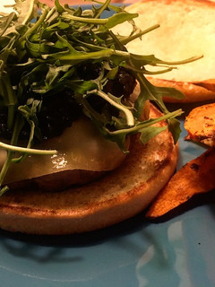Una foto de Hamburguesa casera con trufa y cebolla caramelizada