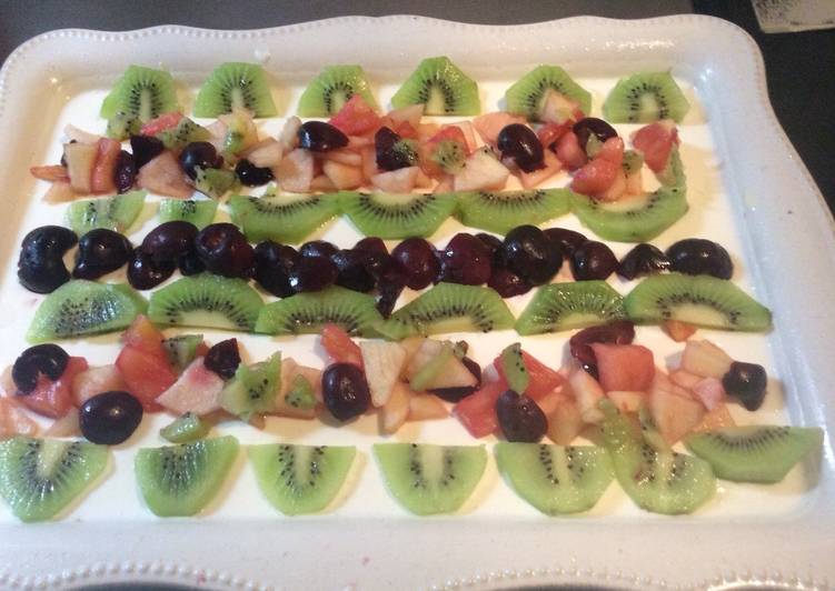 Torta allo yogurt alla macedonia di frutta
