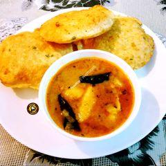 A picture of Aloo ki Sabzi Aur Kachodi.