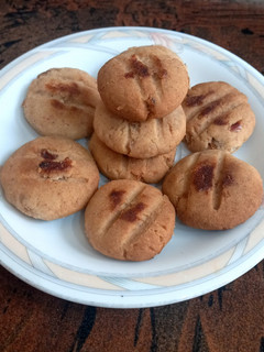 A picture of Delicious Date cookies 🌭🌭.