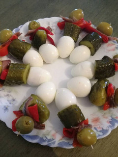 Una foto de Pinchos de huevos de codorniz