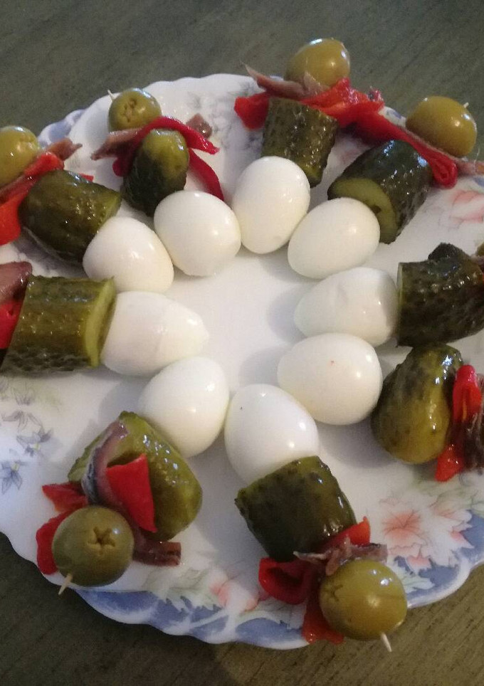 Una foto de Pinchos de huevos de codorniz