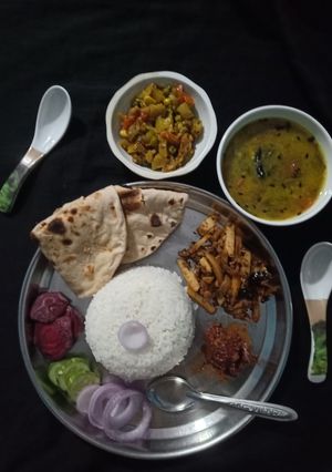 पालक दाल,भुजिया,और रोटी चावल (palak dal,bhujiya aur roti chawal recipe in Hindi) रेसिपी मुख्य फोटो