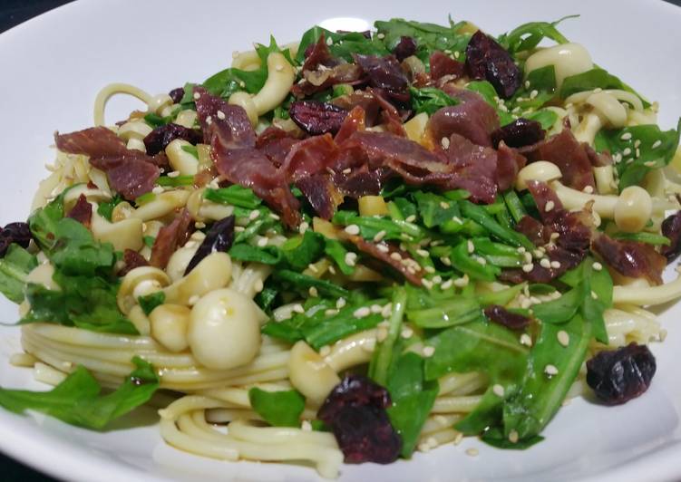 Pasta with rocket, mushrooms and crunchy ham