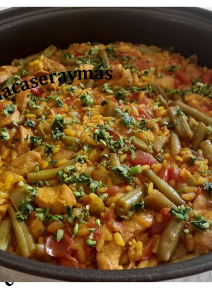 Una foto de Paella de solomillo y judías verdes