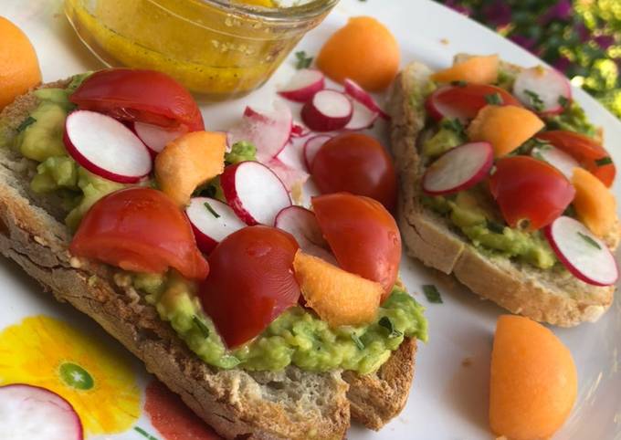 Tartine à l’avocat avec radis, melon et tomates cerise