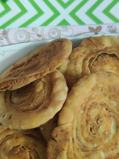 बेसन मठरी रोल्स (besan mathri rolls recipe in Hindi) रेसिपी मुख्य फोटो