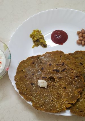 A picture of Thalipeeth.