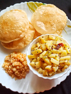 লুচি (Luchi recipe in bengali) রেসিপির প্রধান ছবি