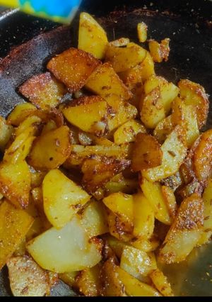 चटपटा फ्राई जीरा आलू(chatpati fry jeera aloo recipe in hindi) रेसिपी मुख्य फोटो