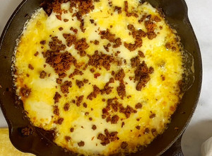 Una foto de Queso fundido con chorizo
