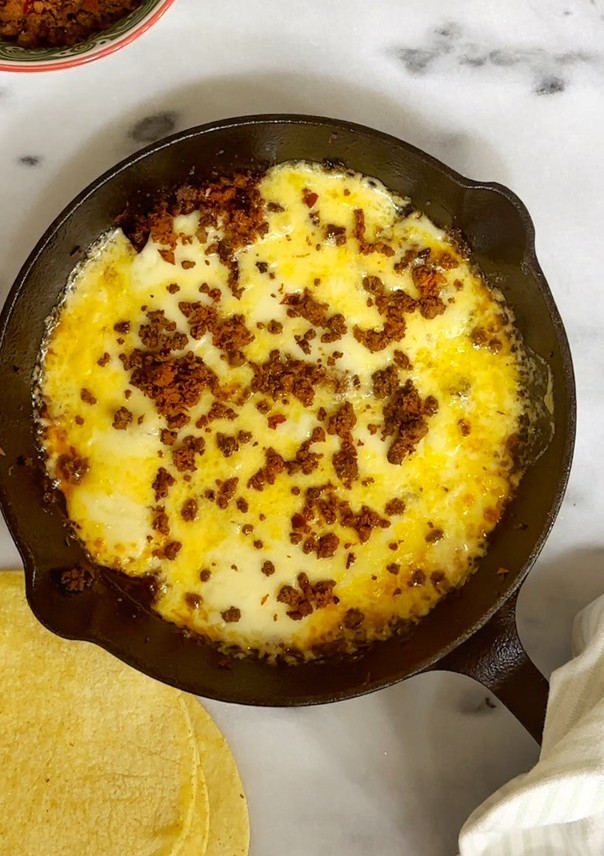 Una foto de Queso fundido con chorizo