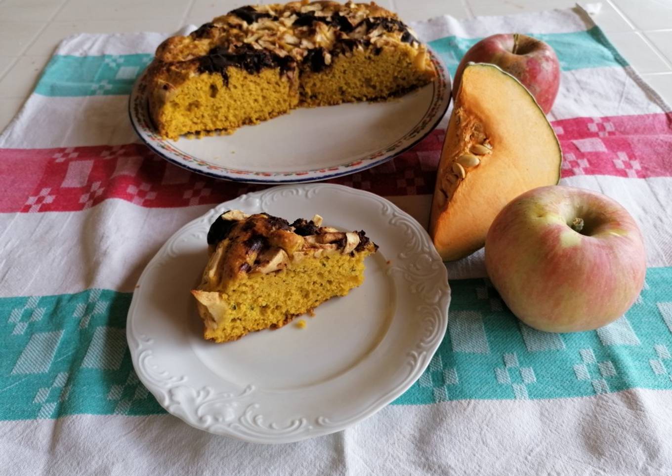 Pumpkin pie with apples