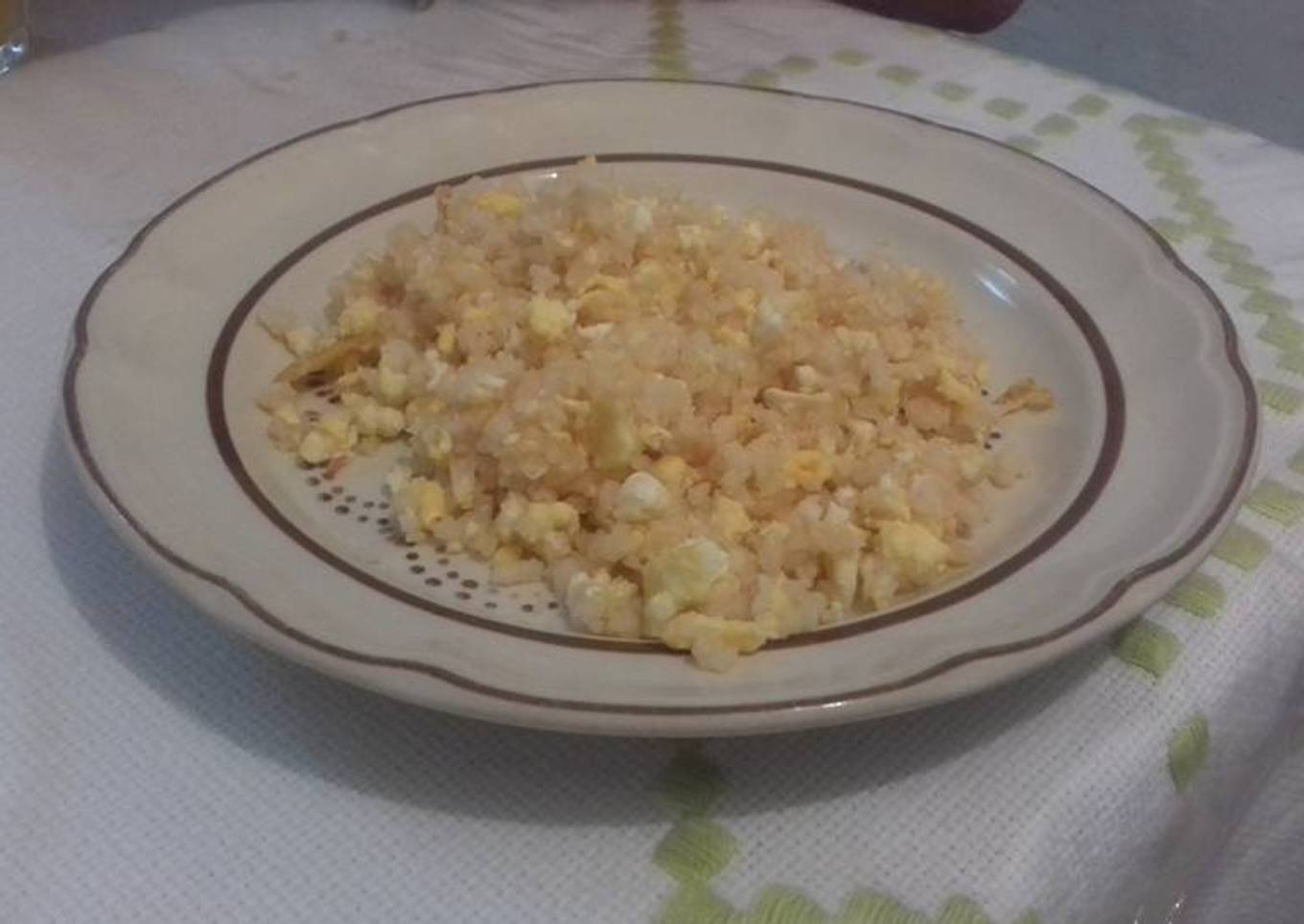 Huevos revueltos con arroz y cebolla tipo rancho. Para tacos de cuaresma