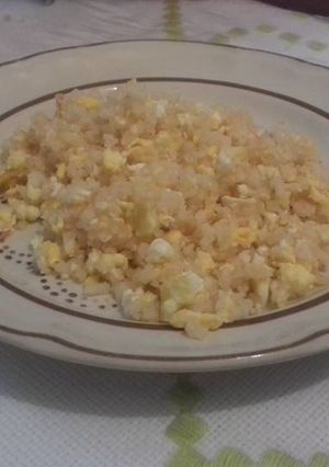 Una foto de Huevos revueltos con arroz y cebolla tipo rancho. Para tacos de cuaresma
