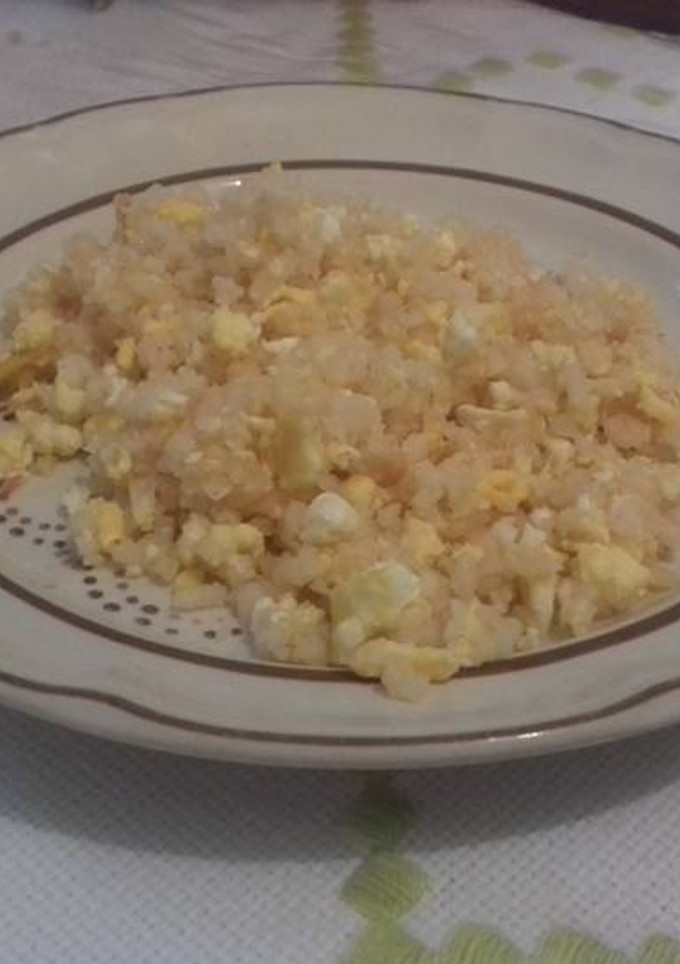 Una foto de Huevos revueltos con arroz y cebolla tipo rancho. Para tacos de cuaresma