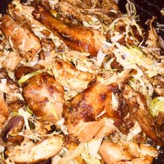 A picture of Roasted chicken with cabbage sauce.