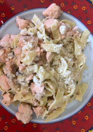 Una foto de Tagliatelle en salsa con salmón