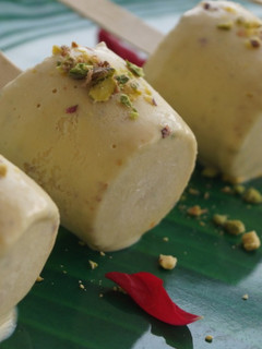मलाईदार कुल्फी- pooja's corner (malaidar kulfi recipe in marathi) रेसिपी चे मुख्य फोटो