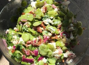 Une photo de Salade de fèves, feta et lardons