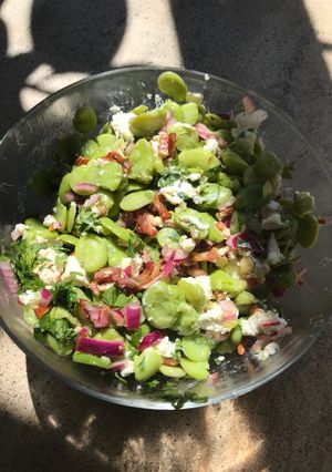 Une photo de Salade de fèves, feta et lardons