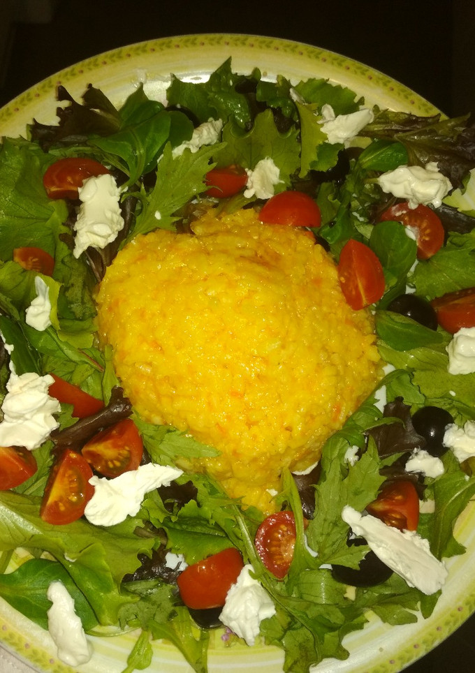 Una foto de Arroz de calabaza 🎃 con ensalada