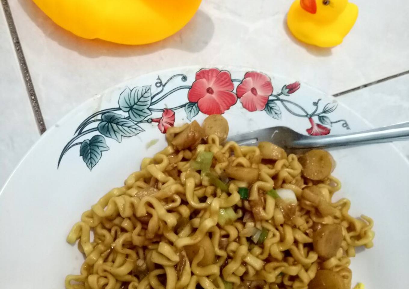 Mie goreng burung dara sosis sederhana dan enak