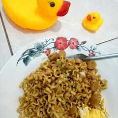 Mie goreng burung dara sosis sederhana dan enak রেসিপির প্রধান ছবি