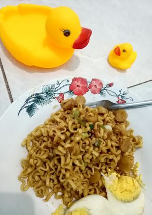 Foto resep Mie goreng burung dara sosis sederhana dan enak